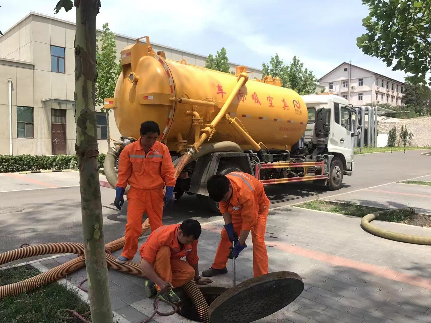 蒋场镇化粪池清理与5-8吨吸粪车施工效率分析